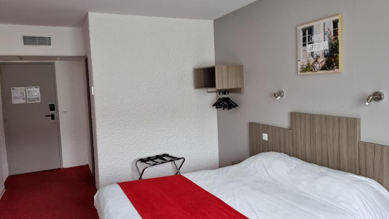 คีเรียด์อันโกเลเมนอร์ดชาร์มเนียร์ Hotel Champniers  ภายนอก รูปภาพ