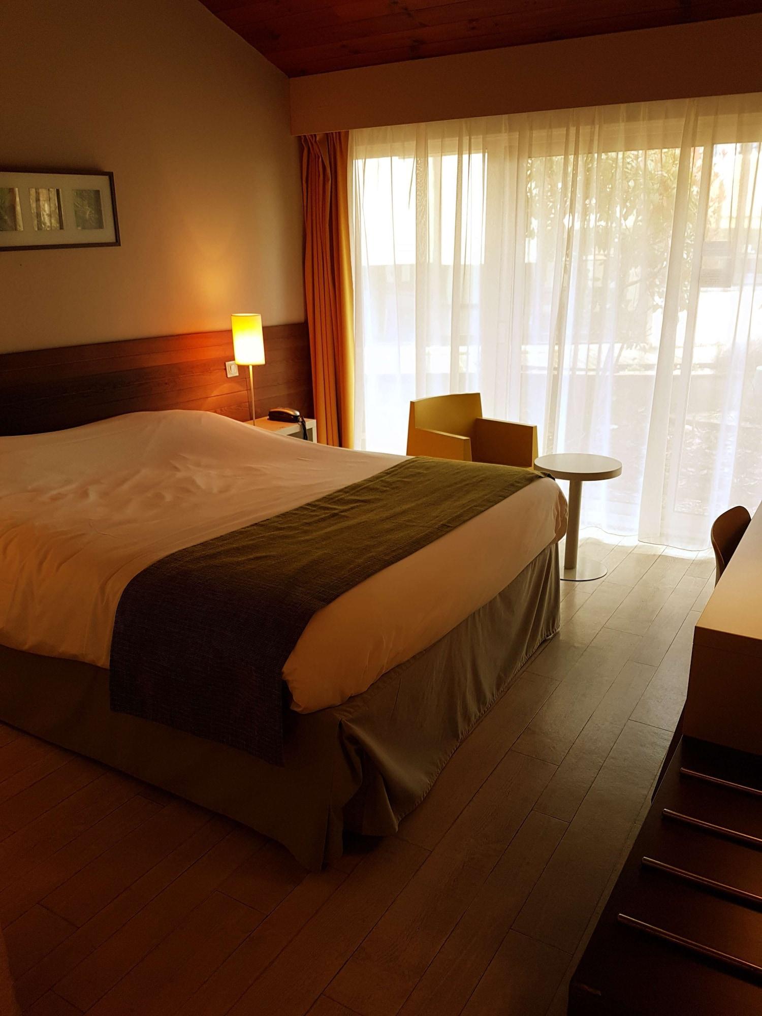 คีเรียด์อันโกเลเมนอร์ดชาร์มเนียร์ Hotel Champniers  ภายนอก รูปภาพ