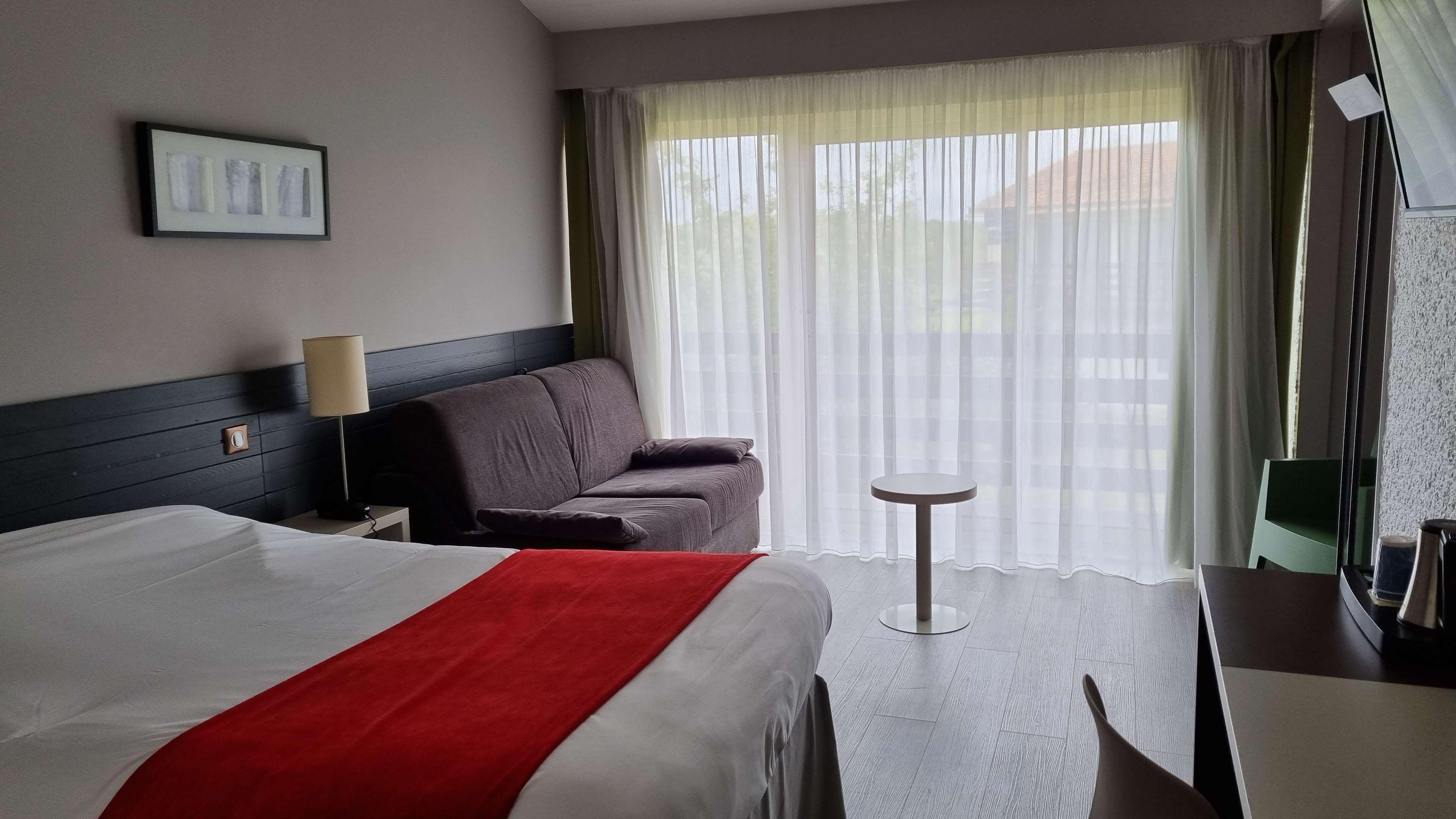 คีเรียด์อันโกเลเมนอร์ดชาร์มเนียร์ Hotel Champniers  ภายนอก รูปภาพ