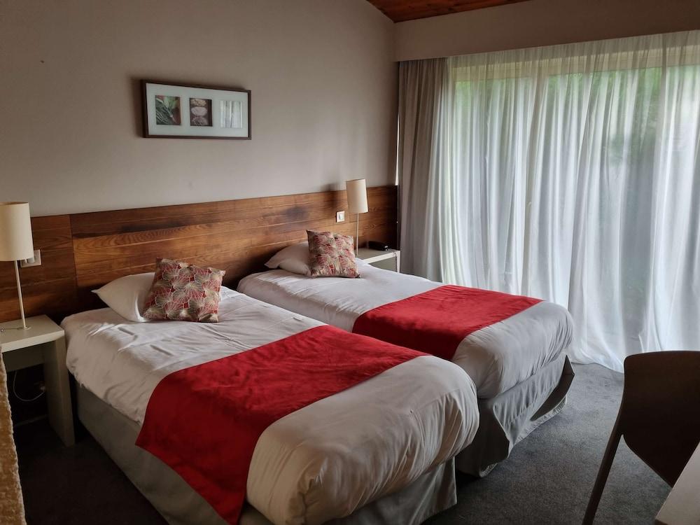 คีเรียด์อันโกเลเมนอร์ดชาร์มเนียร์ Hotel Champniers  ภายนอก รูปภาพ